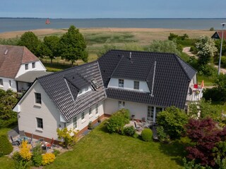 Im Hintergrund der Bodden