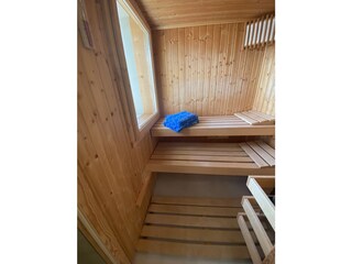 Die Sauna im Bad en Suite - mit Außenfenster.