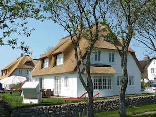 Blick aufs Haus mit Garten. Terrasse, Strandkorb