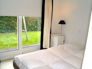 Das Schlafzimmer mit Blick ins Grüne
