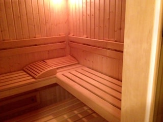 Im UG: Große Sauna und ein Duschbad mit Schwalldusche.