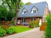 Terrasse mit Strandkorb, Sitzgarnitur, Wellnessliegen.