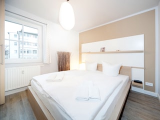 Schlafzimmer 2 mit Außenrollo und Kleiderschrank..