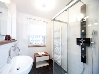 Das Bad mit Echtglasdusche und WC.