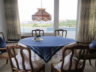 Esstisch vor dem Südbalkon