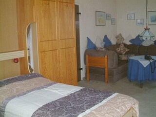 Das Schrankbett verschwindet tagsüber im Wandschrank