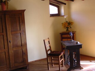 Schlafraum mit Kleiderschrank und Schreibtisch