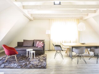 Wohn- und Esszimmer mit hochwertigen Designermöbeln