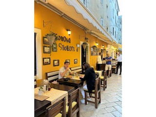 Ein Straßencafé
