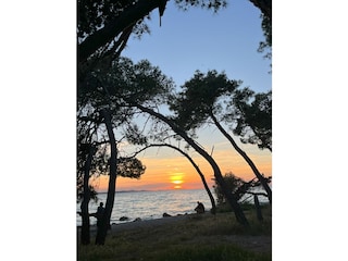 In einer Badebucht am Abend
