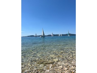 Segler vor der Villa Punta