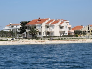 Sicht auf die Villa Punta vom Meer aus