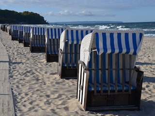 Der feine Sandstrand mit den Strandkörben.