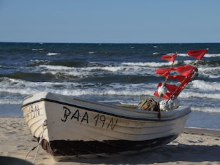 Ein Fischerboot am Ostseestrand.