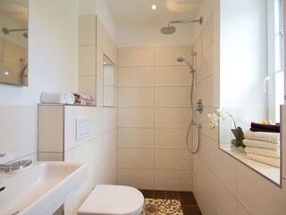 Bad mit bodengleicher Dusche/WC/Waschbecken- unten