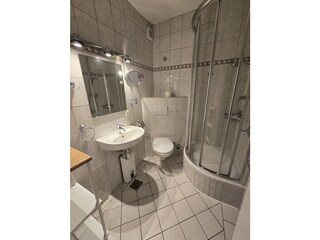 Badezimmer mit Dusche und WC