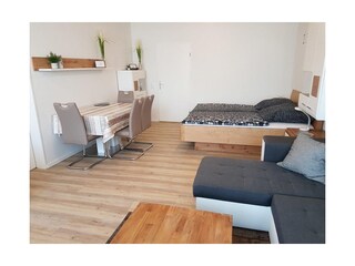 Wohnbereich mit Essplatz und Doppelbett