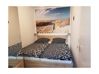 Schlafzimmer mit gemütlichem Doppelbett