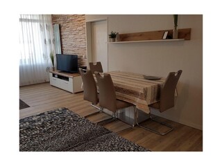 Moderner Wohnbereich mit Essplatz und TV