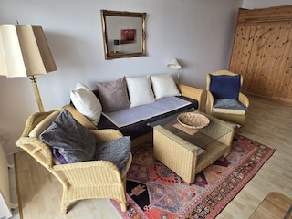 Gemütliches Wohnzimmer mit Sitzecke
