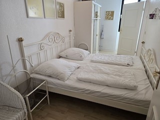 Separates Schlafzimmer mit Doppelbetten