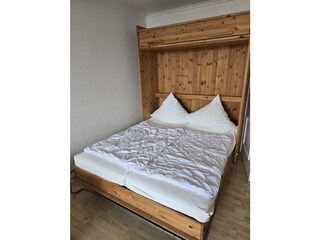 Schrankbett im Wohnzimmer