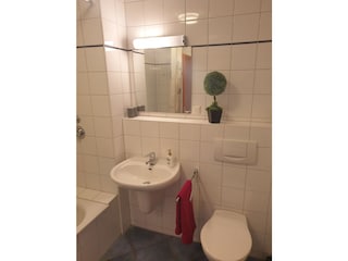 Badezimmer mit Badewanne und WC