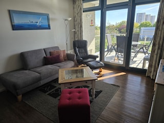 Heller Wohnbereich mit Ostseeblick