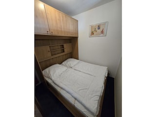 sep. Schlafzimmer mit Schrankbett