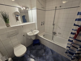 Badezimmer mit Badewanne und WC