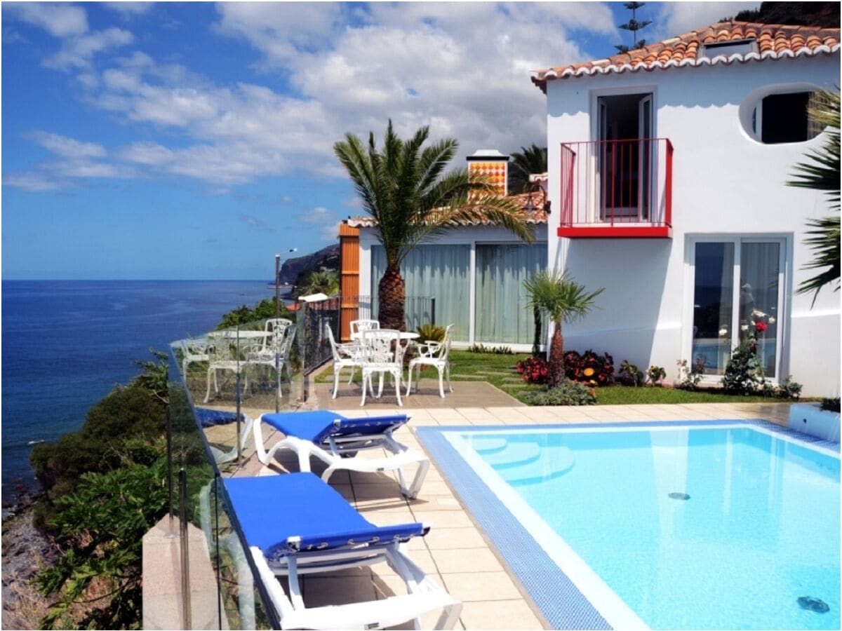 Villa mit Pool und Meerblick