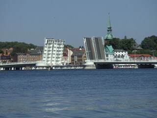 Blick auf Kappeln mit geöffneter Brücke