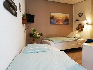 Schlafzimmer mit zwei Einzelbetten