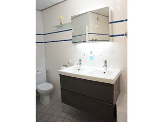 Badezimmer mit Doppelwaschbecken
