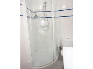 Badezimmer mit separater Dusche und Doppelwaschbecken