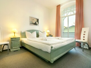 Das Schlafzimmer mit Austritt zum Balkon.