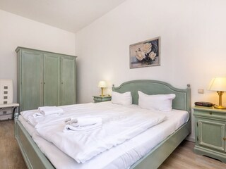 Schlafzimmer mit großem Kleiderschrank ...