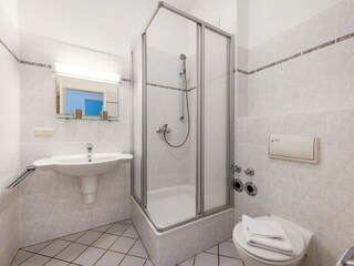 Bad mit Dusche und WC