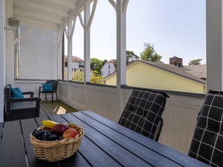 großer möblierter Balkon