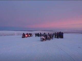 Ein Safari mit Schneemobilen.