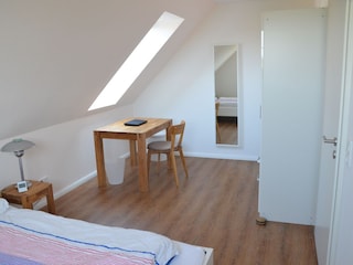 Schlafzimmer mit Schreibtisch