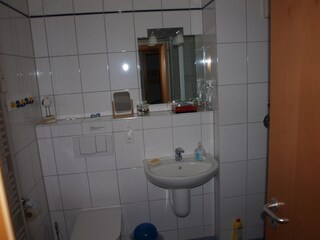 Badezimmer mit Dusche und WC