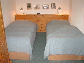 Schlafzimmer mit zwei Einzelbetten