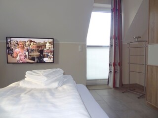 Schlafzimmer 1 mit 42-Zoll-TV und Balkon