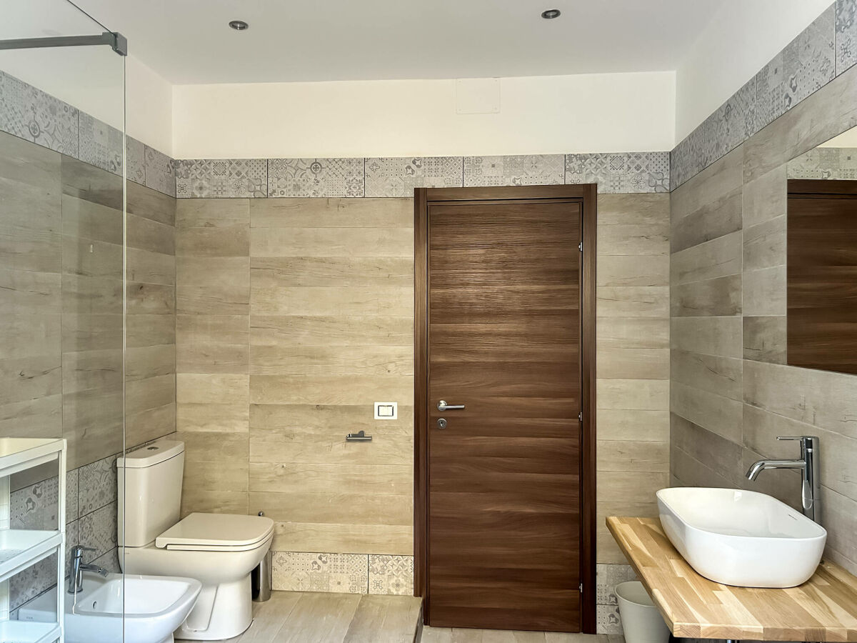 Moderne Badezimmer mit Dusche und WC