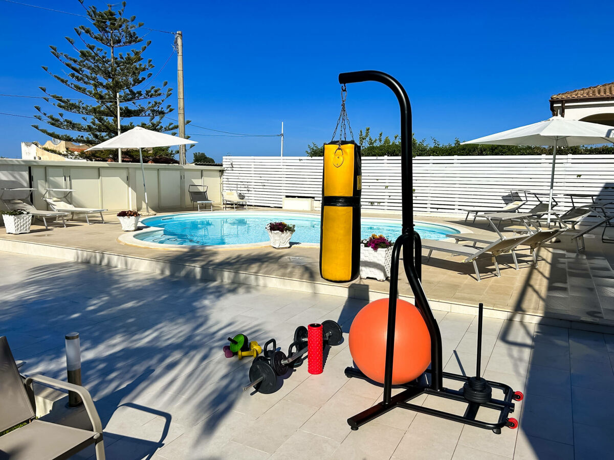 Fitnessgeräte am Pool der Villa