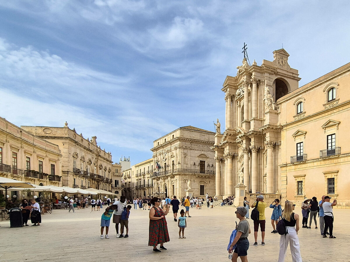 Die Piazza Duomo von Ortygia in Syrakus