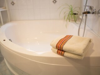 Badezimmer mit Badewanne