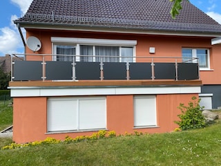 Rückansicht mit Balkon