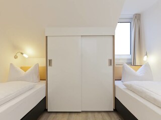 Das Schlafzimmer mit zwei Einzelbetten